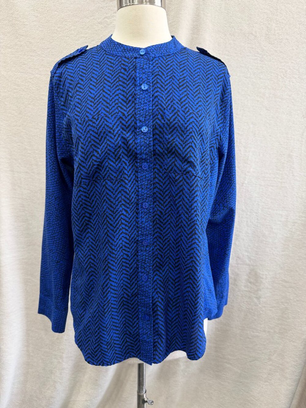 Apt 9 Blue & Black Patterned Button Front Blouse Size M Lightweight Top